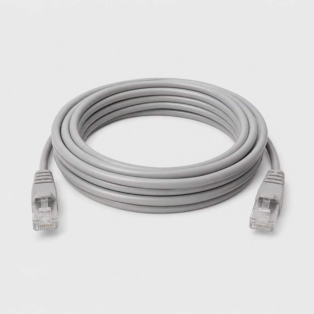 Cable Ethernet gris clair enroule en couronne sur fond gris tres clair
