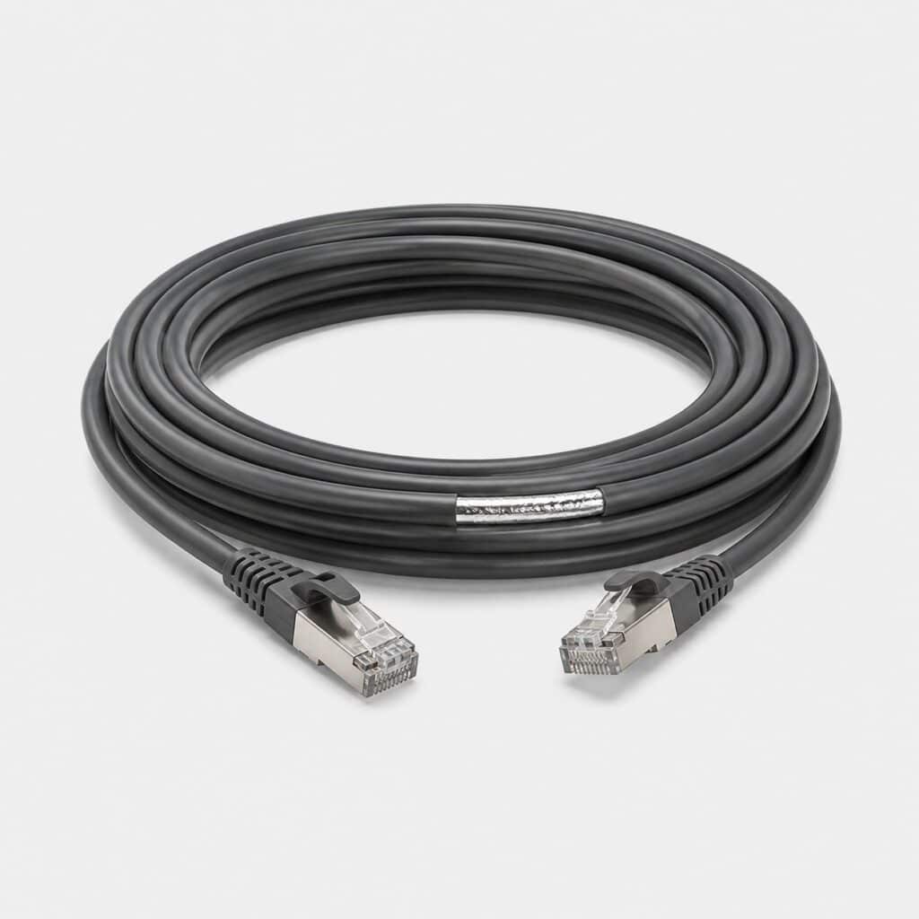 Cable Ethernet anthracite a feuille metallique apparente sur fond gris clair