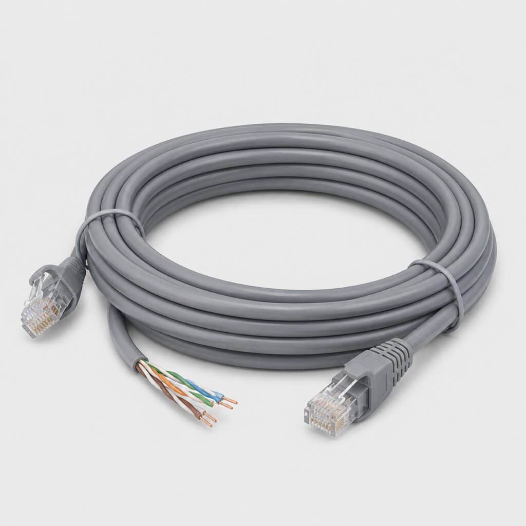 Cable Ethernet gris enroule en couronne avec extremite denudee sur fond clair