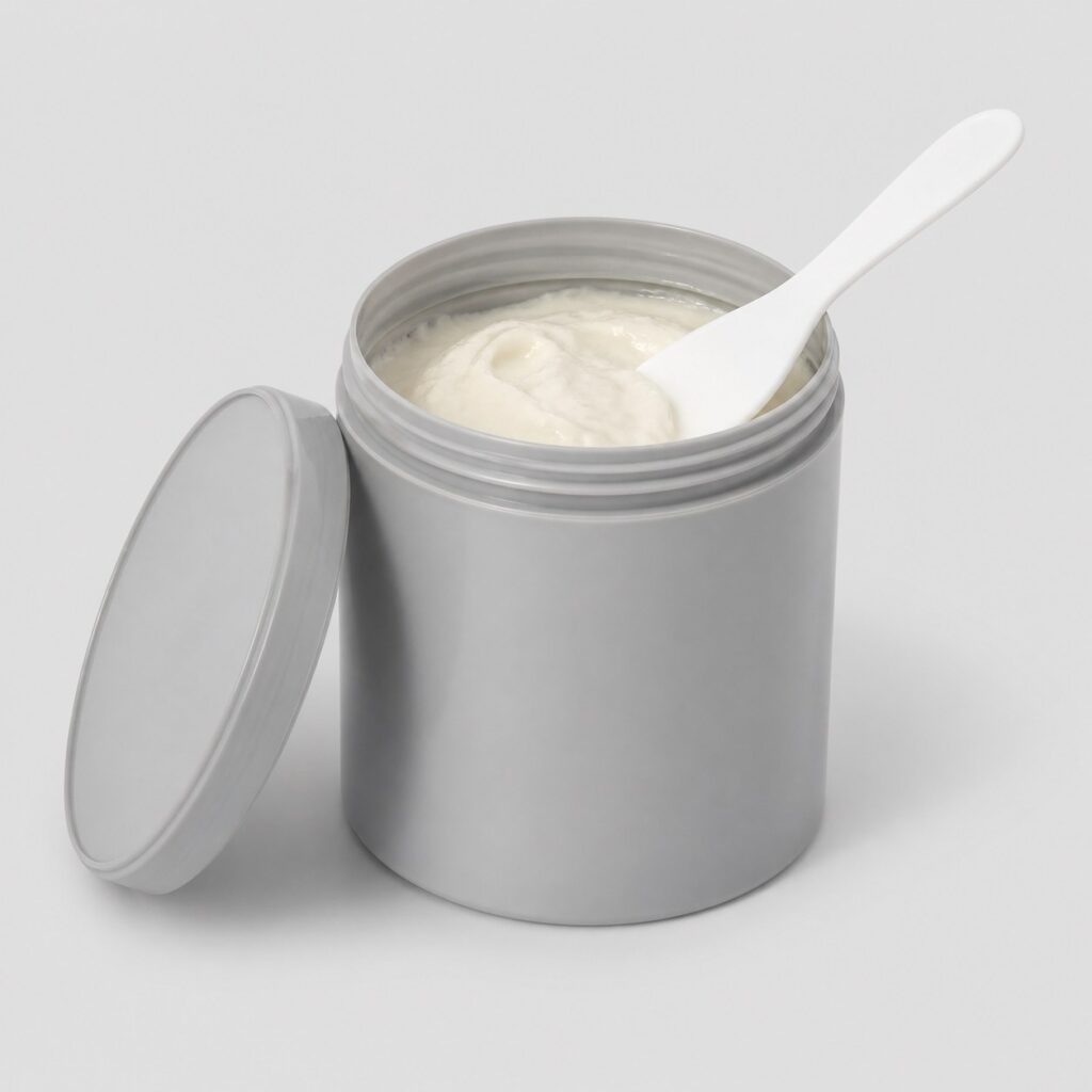 Pot de décapant peinture au gel blanc cassé avec sa spatule