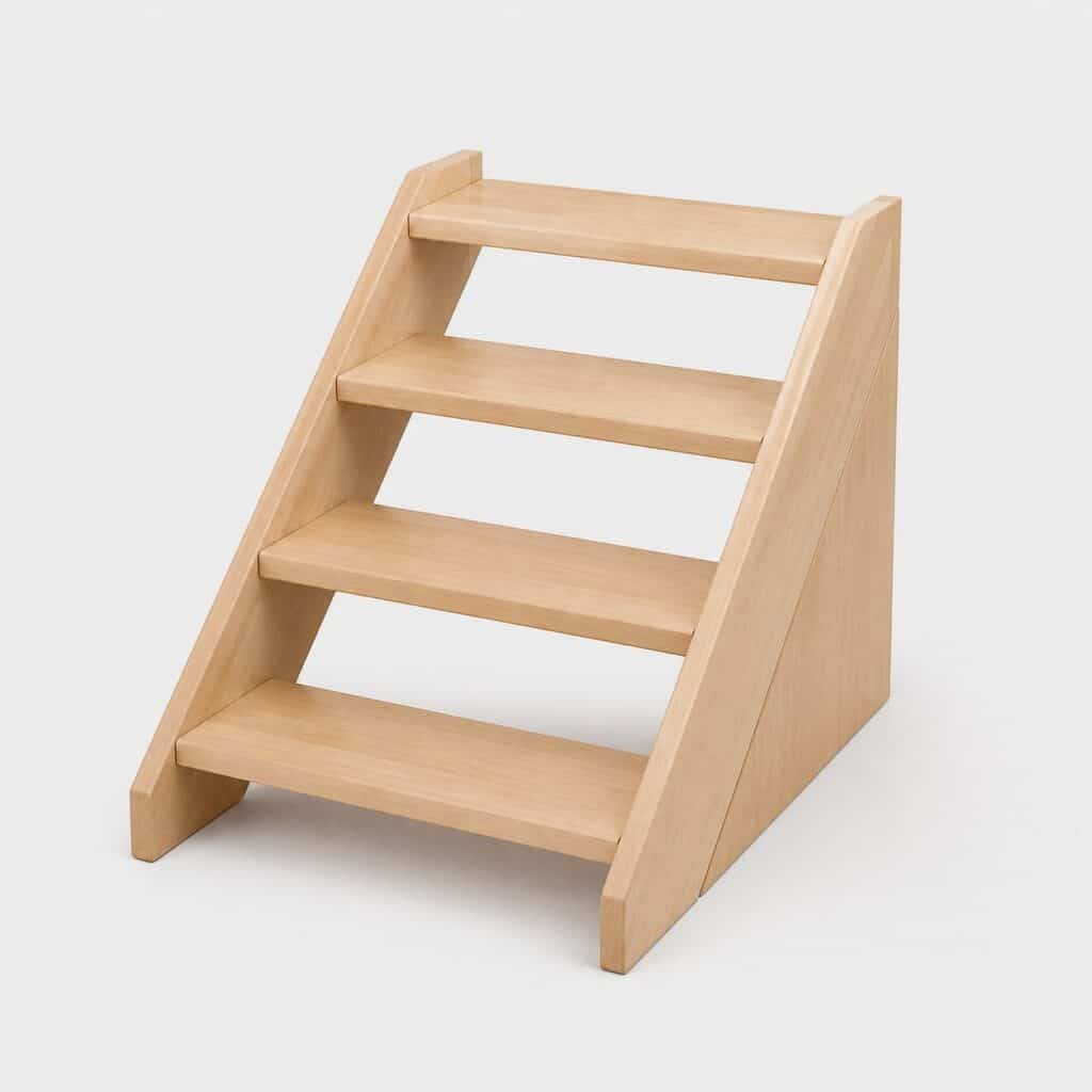 Petit escalier de service en bois à quatre marches, fond uni
