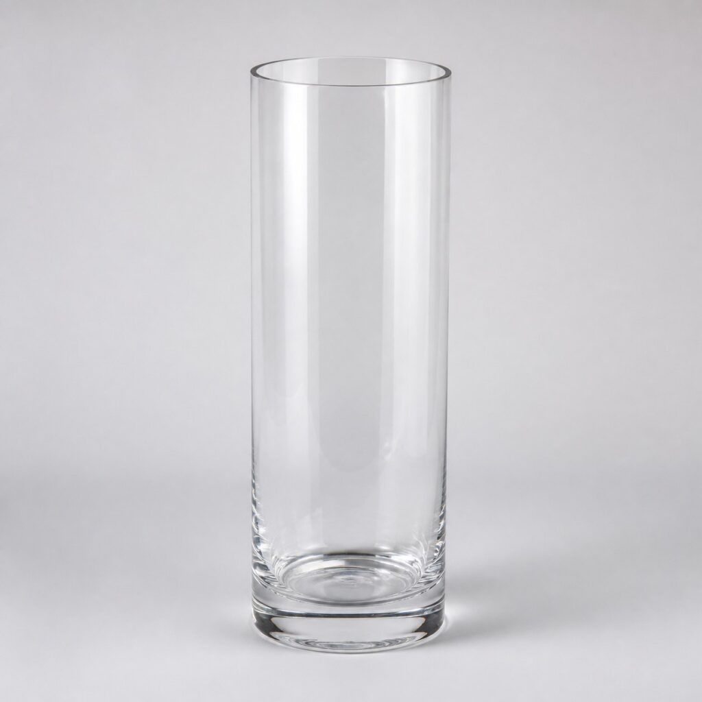 Grand vase en verre transparent élancé sur fond gris clair