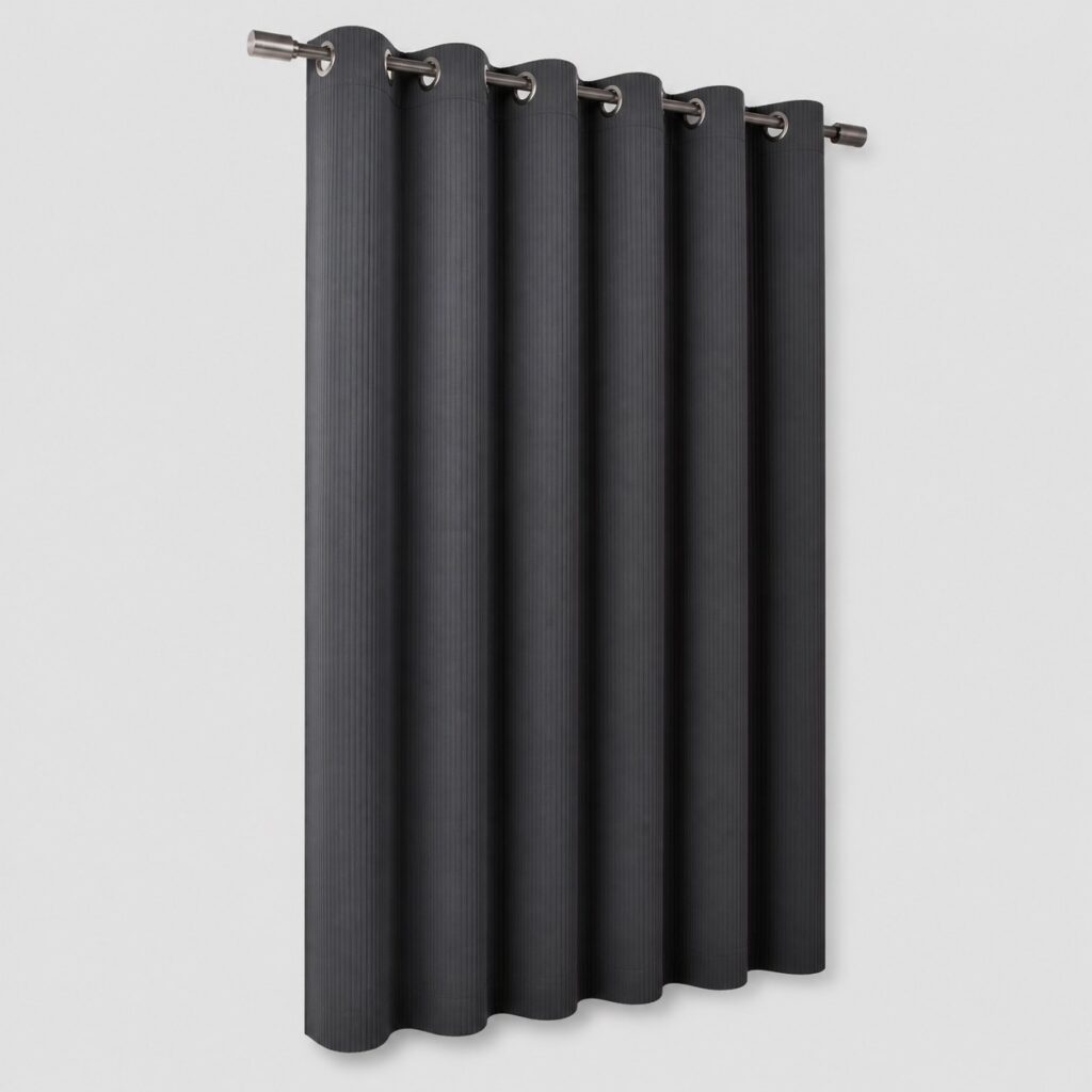 Rideau occultant anthracite à œillets métalliques sur fond gris clair