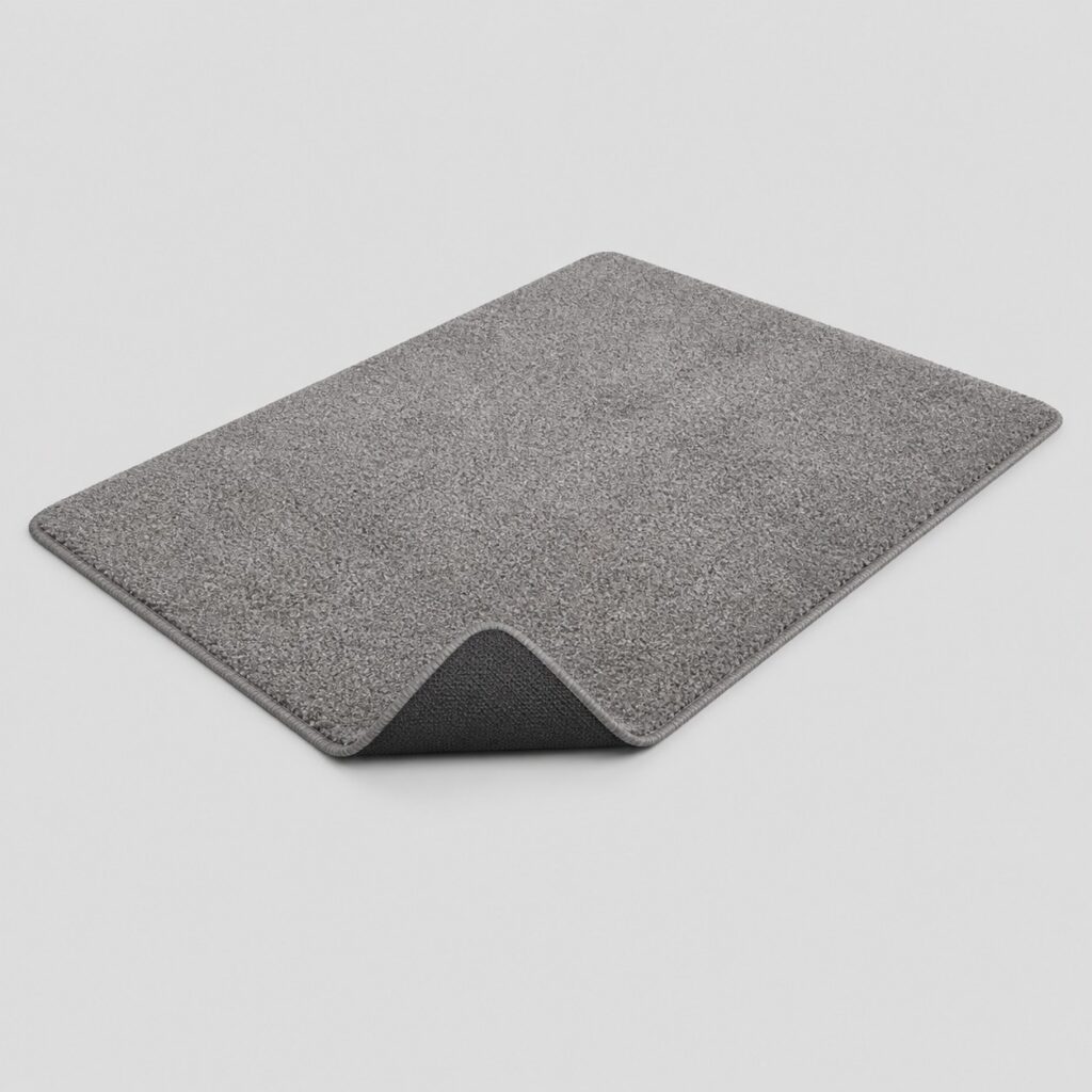 Tapis épais gris chiné à velours dense sur fond gris clair