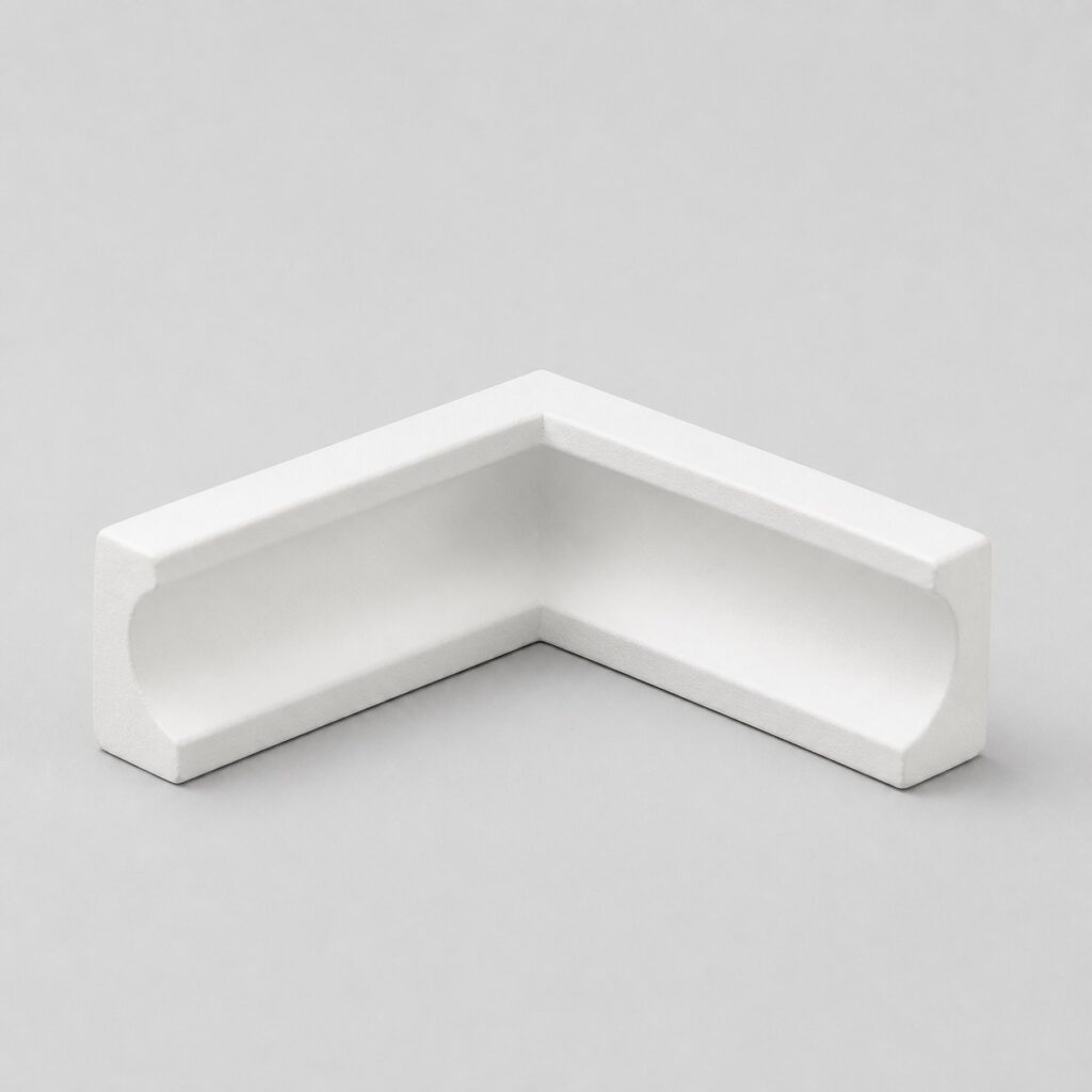 Élément de coin pour moulure de plafond en polystyrène blanc sur fond gris clair