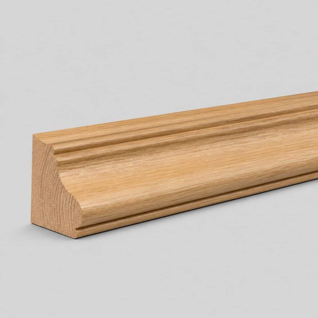 Moulure de plafond en bois massif verni vue de trois quarts sur fond gris clair