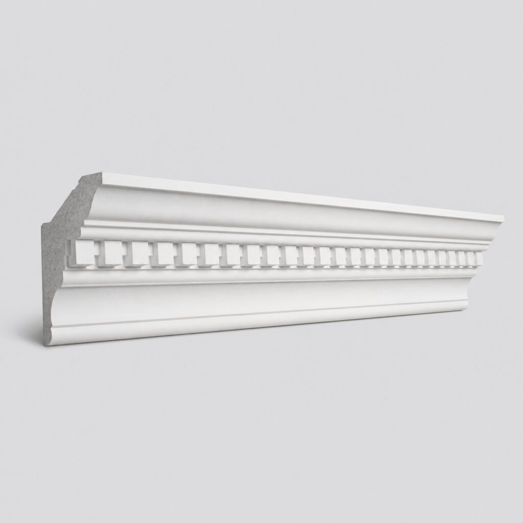 Corniche de plafond en polyuréthane blanc à profil classique sur fond gris clair