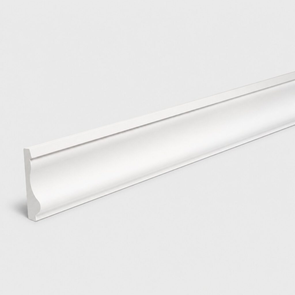 Moulure de plafond en polystyrène blanc vue de trois quarts sur fond gris clair