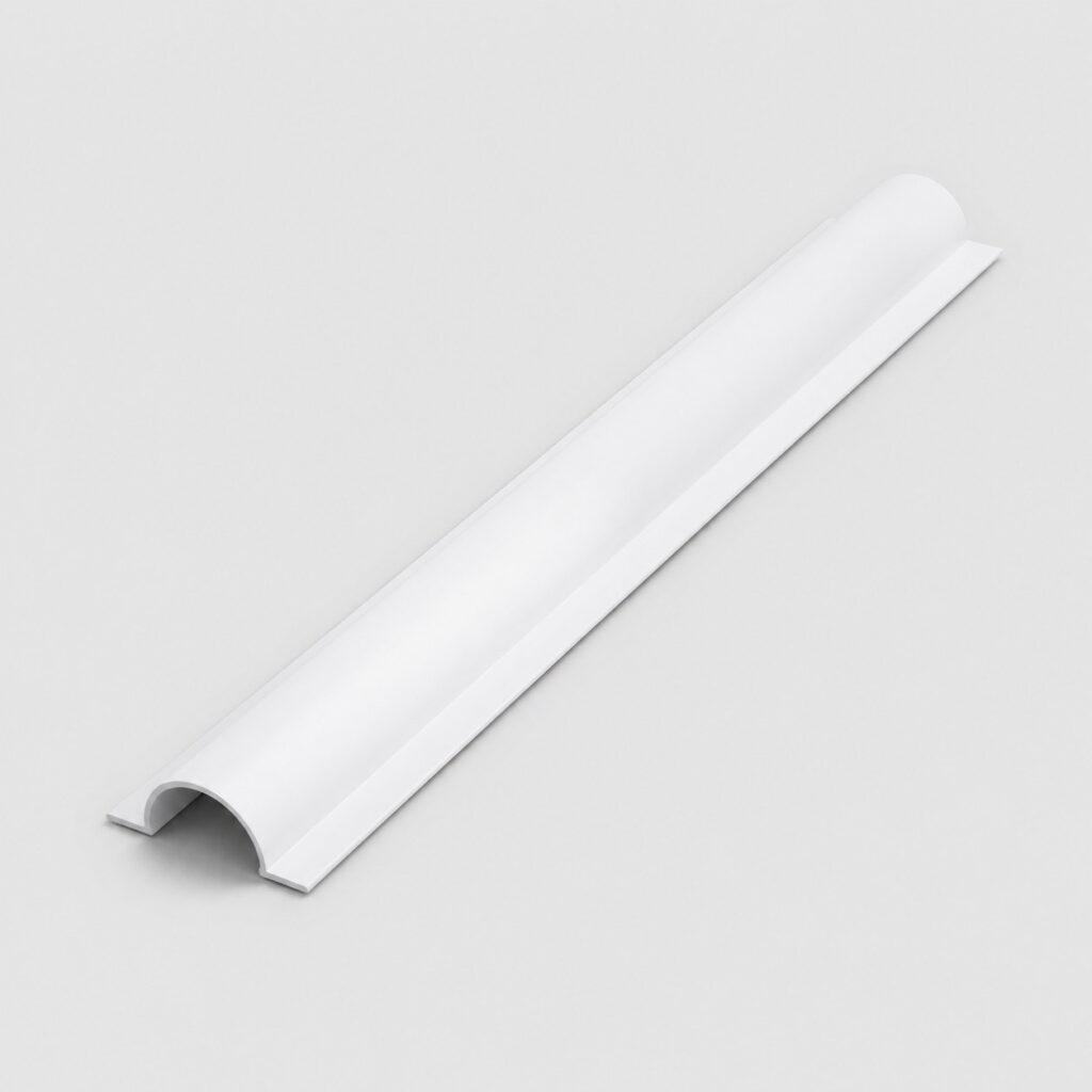 Moulure de plafond en PVC blanc à profil quart-de-rond sur fond gris clair