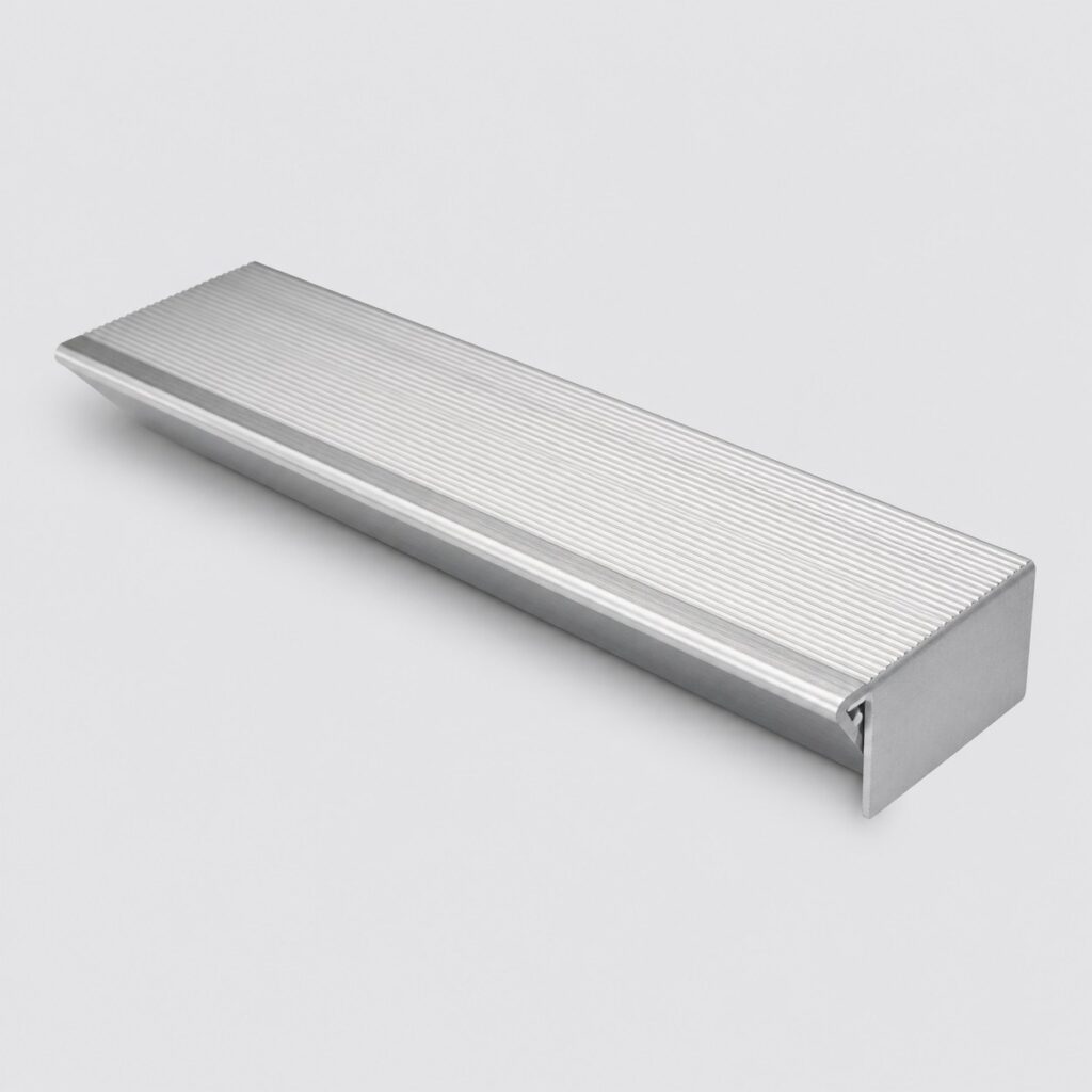 Nez de marche en aluminium anodisé à finition brossée mate