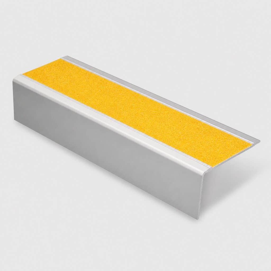 Nez de marche antidérapant à bande abrasive jaune sur fond gris clair