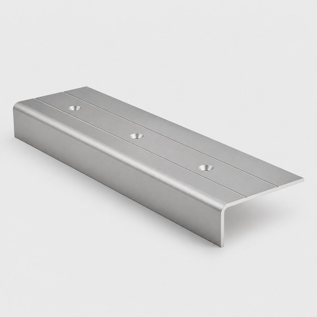 Nez de marche d'escalier en aluminium gris satiné sur fond gris clair