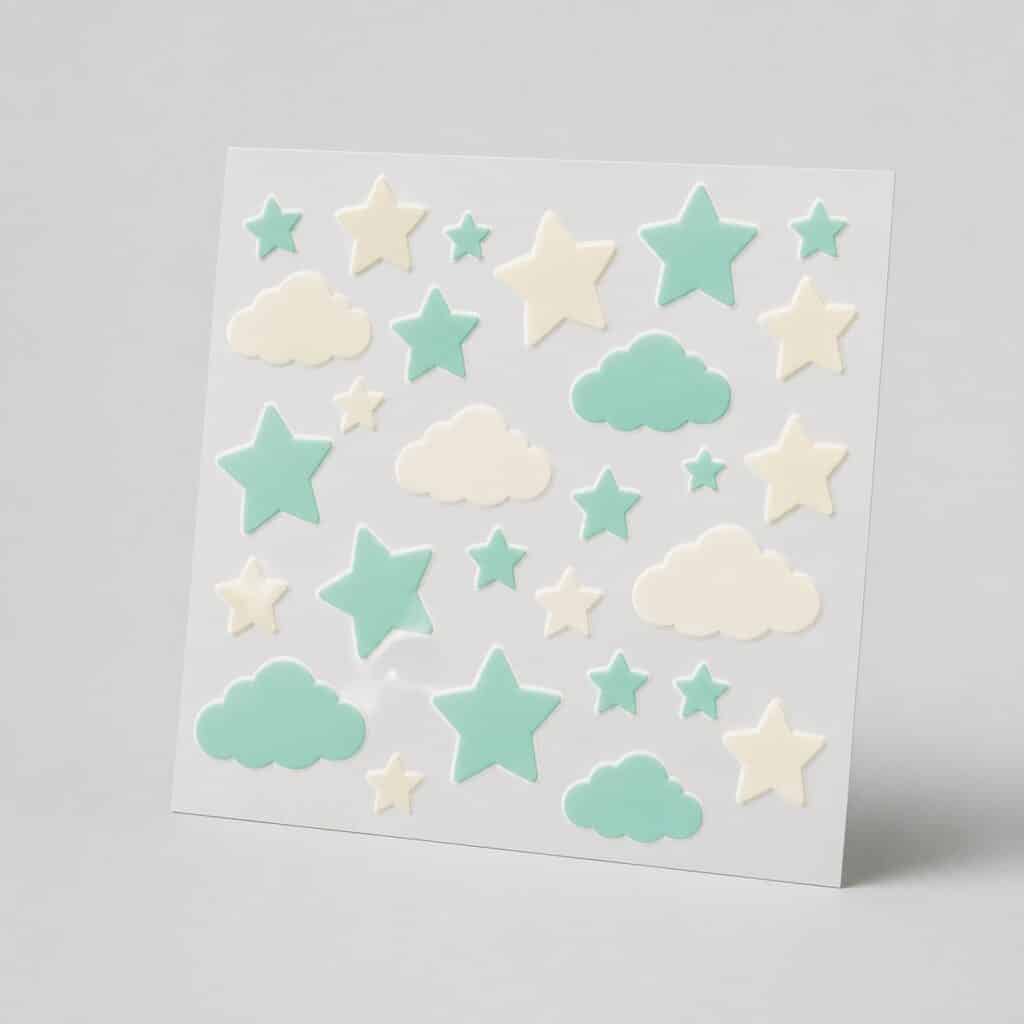 Sticker mural en PVC blanc et vert d'eau motif étoiles et nuages sur fond gris clair