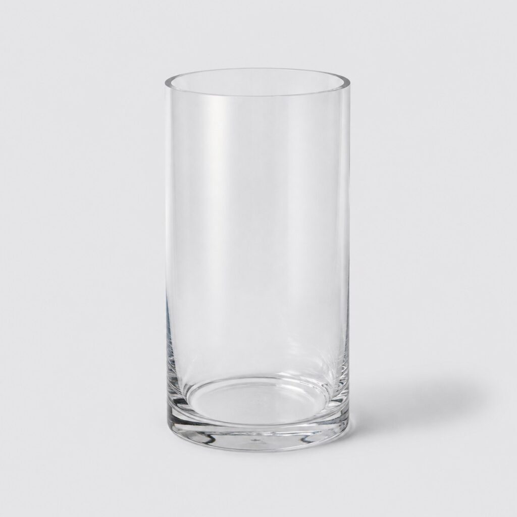 Vase en verre transparent cylindrique sur fond gris clair