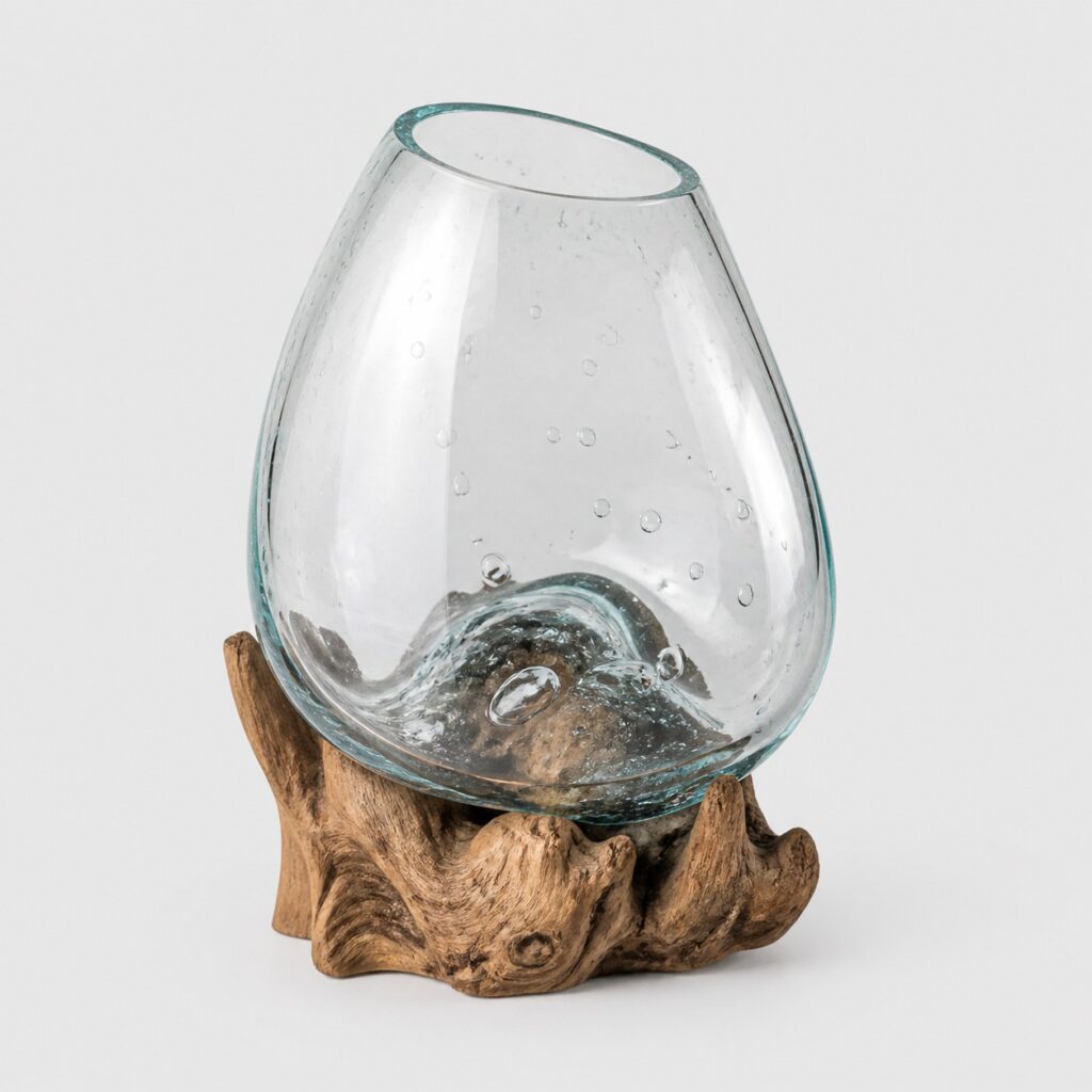 Vase en verre soufflé à bulles sur socle en racine de teck, fond gris clair