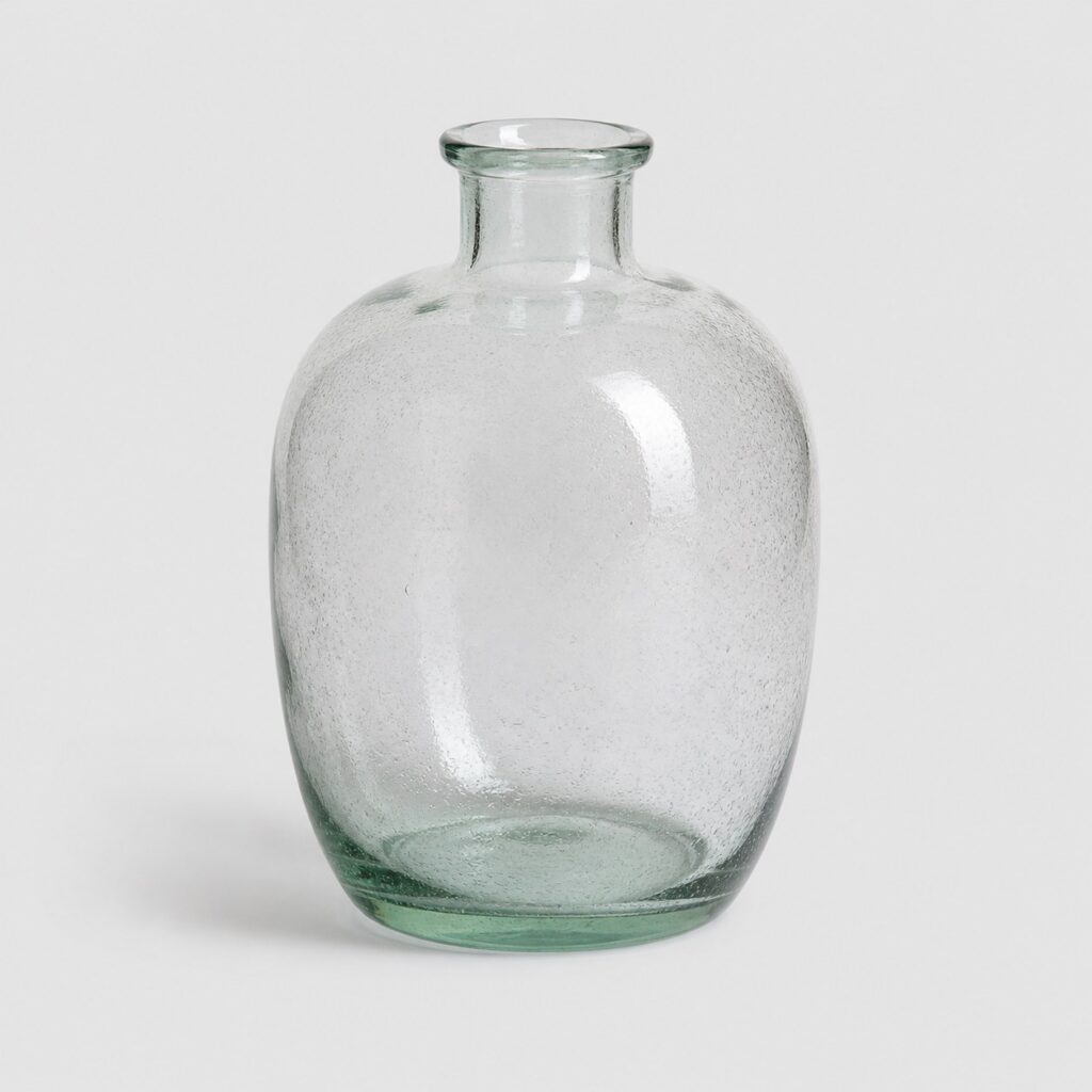 Vase en verre recyclé à teinte verte légère sur fond gris clair