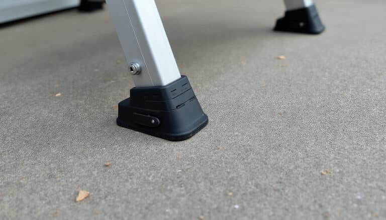 découvrez comment les stabilisateurs, patins et semelles assurent la stabilité et la sécurité de votre échelle au sol pour tous vos travaux en hauteur.