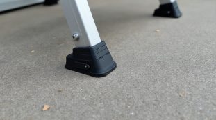 découvrez comment les stabilisateurs, patins et semelles assurent la stabilité et la sécurité de votre échelle au sol pour tous vos travaux en hauteur.